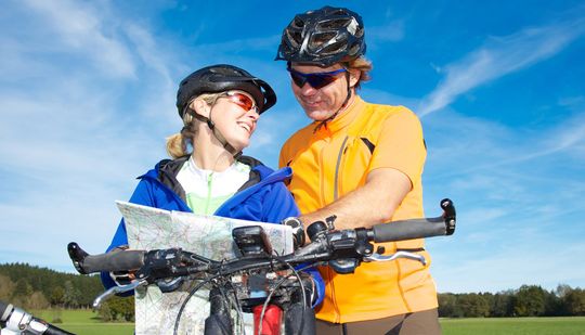 Radfahrer sehen sich Karte an