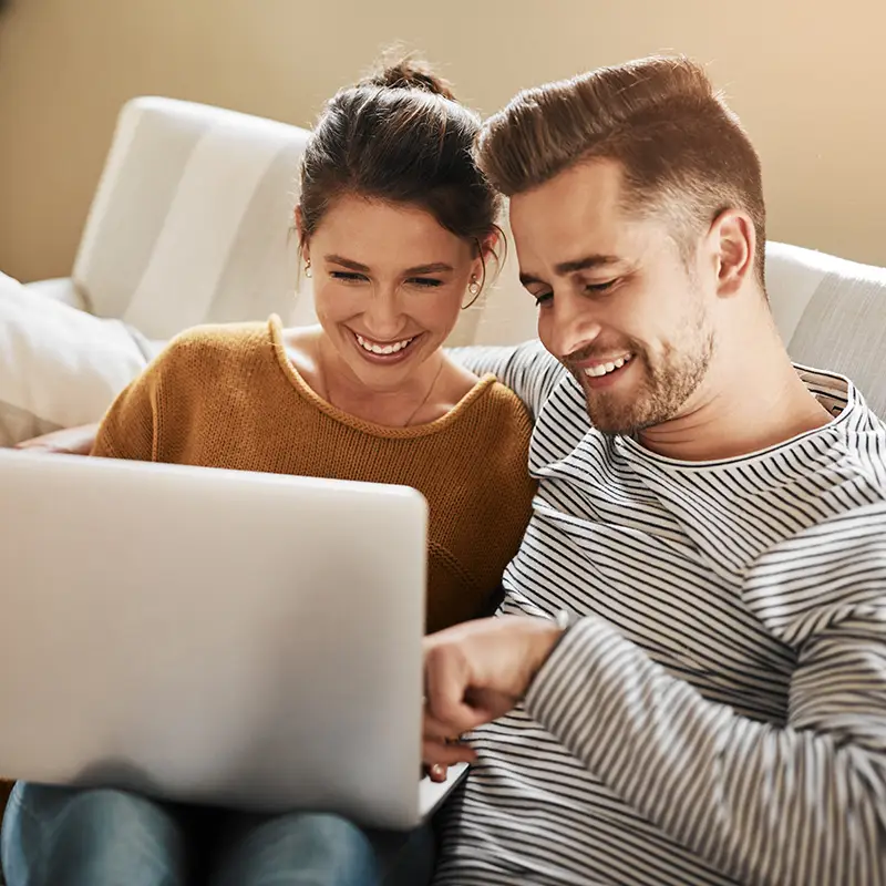Paar bucht online ein Zimmer